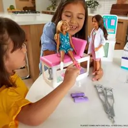 Barbie Klinika sa brinetom doktorkom, nameštajem i 30+ dodataka