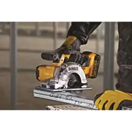 DeWalt DCS373N akumulatorska kružna testera za metal 18V – 140 mm, bez baterije
