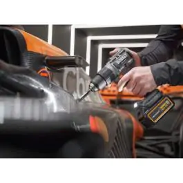 DeWALT DCK200MP2T McLaren set – udarna bušilica i odvijač 18V sa 2x5.0Ah baterije i punjačem
