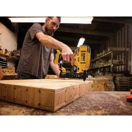 DeWalt DCN681D2 akumulatorski pištolj za klamerice 18V XR, 2x2.0 Ah baterije, punjač i kofer