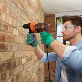 Black + Decker udarna bušilica BEH710SA32